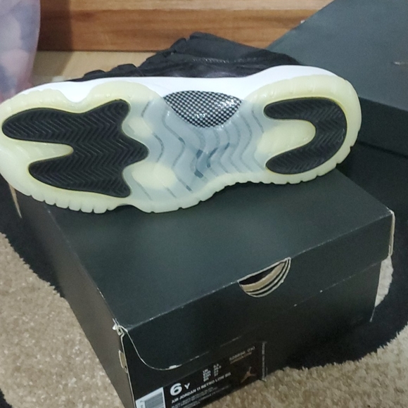 Air Jordan 11 Retro - Picture 2 of 11